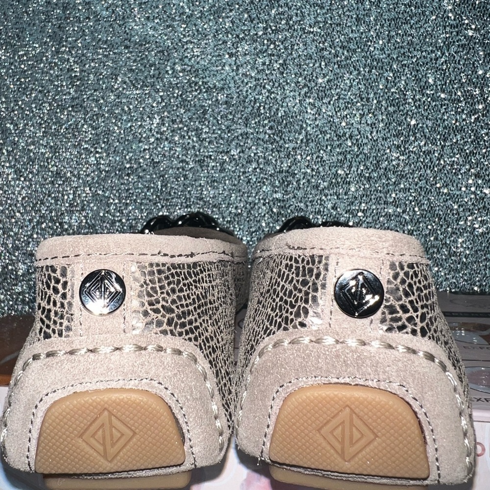 Donald J. Pliner Textured Gray Flats with Black Accent - Picture 5 of 5